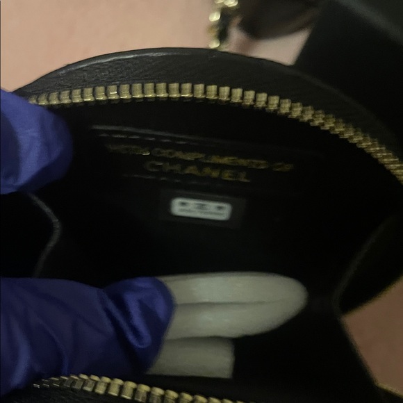 CHANEL Beaute VIP Black Quilted AirPod/wallet set - Picture 5 of 17